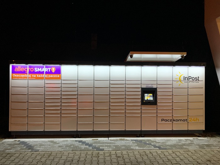 Paczkomat MZK01M przy wejściu do sklepu