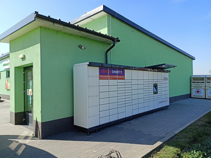 Paczkomat MZR01M Boczna ściana sklepu Delikatesy Centrum