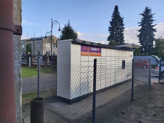 Parcel Locker MZS04M Po prawej stronie posesji