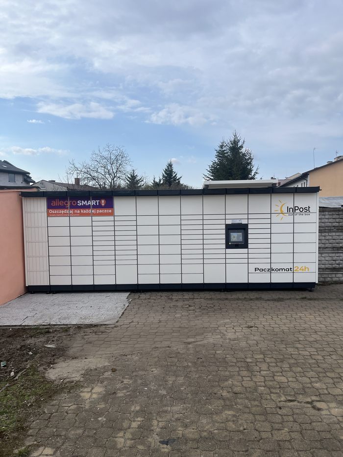 Paczkomat MZS05M Na parkingu za budynkiem