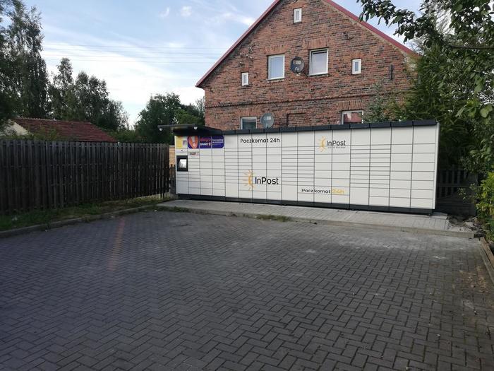 Поштомат MZW01M Po prawej stronie od wejścia do sklepu