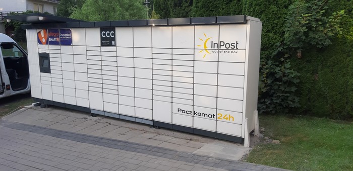 Parcel Locker MZY01M obok kawiarni Chatka pod Żarem