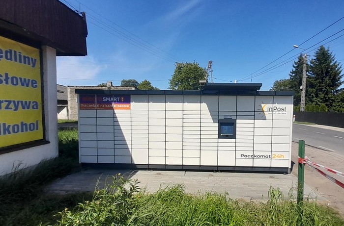 Paczkomat NAB01M parking przed sklepem