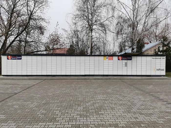 Paczkomat NAD01N Na parkingu za Urzędem Gminy