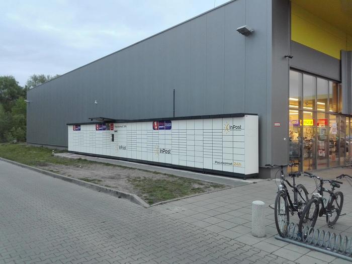 Paczkomat NAM01N Lewy bok Parku Handlowego NEWBRIDGE (obok sklepu KiK)