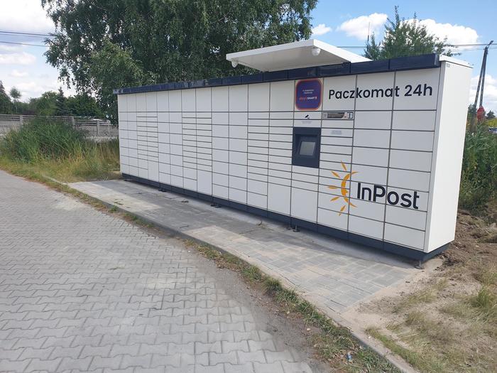 Paczkomat NBO01M Na parkingu stacji kontroli samochodów