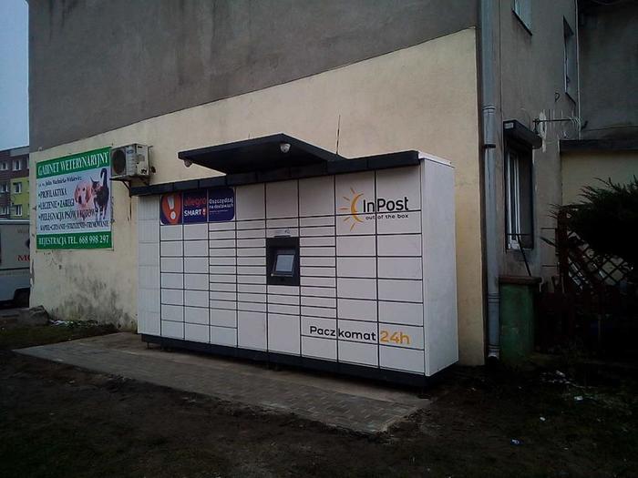 Paczkomat NBO02M na parkingu posesji Rynek 14