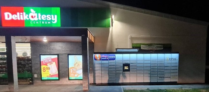 Paczkomat NBR01M przed wejściem do sklepu