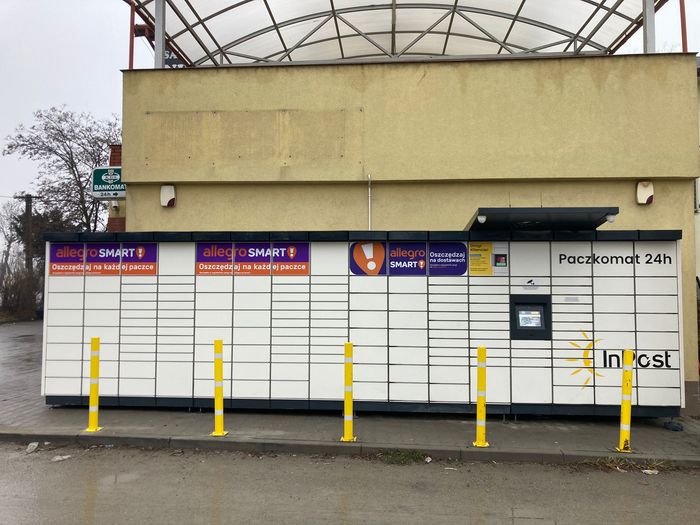 Paczkomat NDC01M Przy budynku Krakowskiego Banku Spółdzielczego