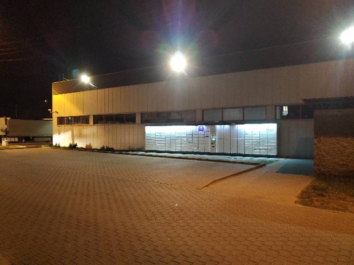Paczkomat NDM01AP Na prawej ścianie Supermarketu / Centrum Handlowego.