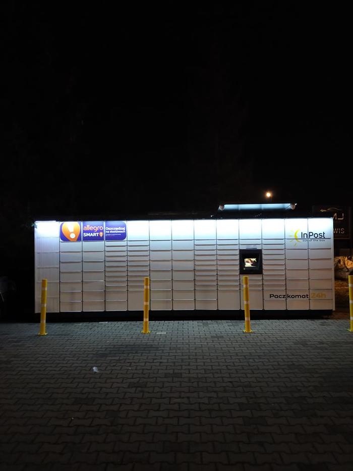 Paczkomat NDM06M Na parkingu stacji benzynowej