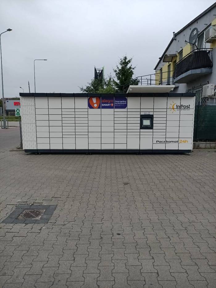 Paczkomat NDM09M Na parkingu przy parku handlowym