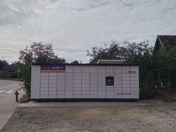 Paczkomat NEP01M Na parkingu przy sklepie