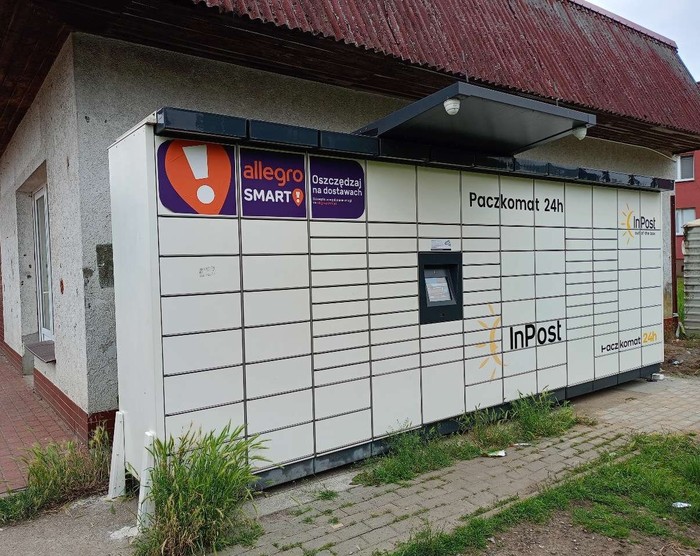 Paczkomat NGD01M Po prawej stronie pawilonu handlowego