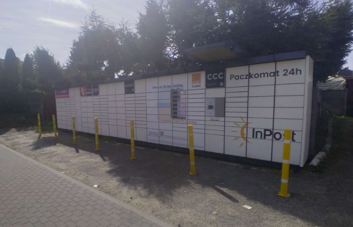 Paczkomat NGD02N Po lewej stronie sklepu Lewiatan