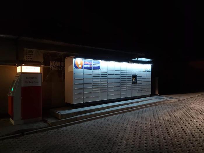 Paczkomat NGD05M Po prawej stronie budynku