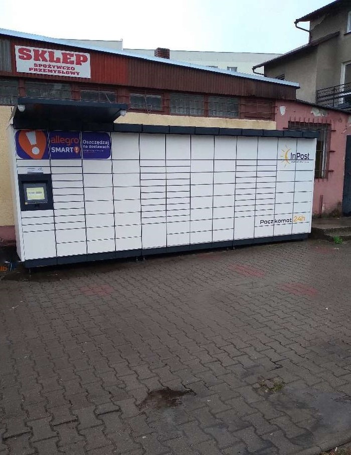 Parcel Locker NGD08M Na parkingu sklepu