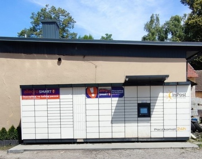 Paczkomat NGI01M przy budynku pizzerii Pod Kasztanami