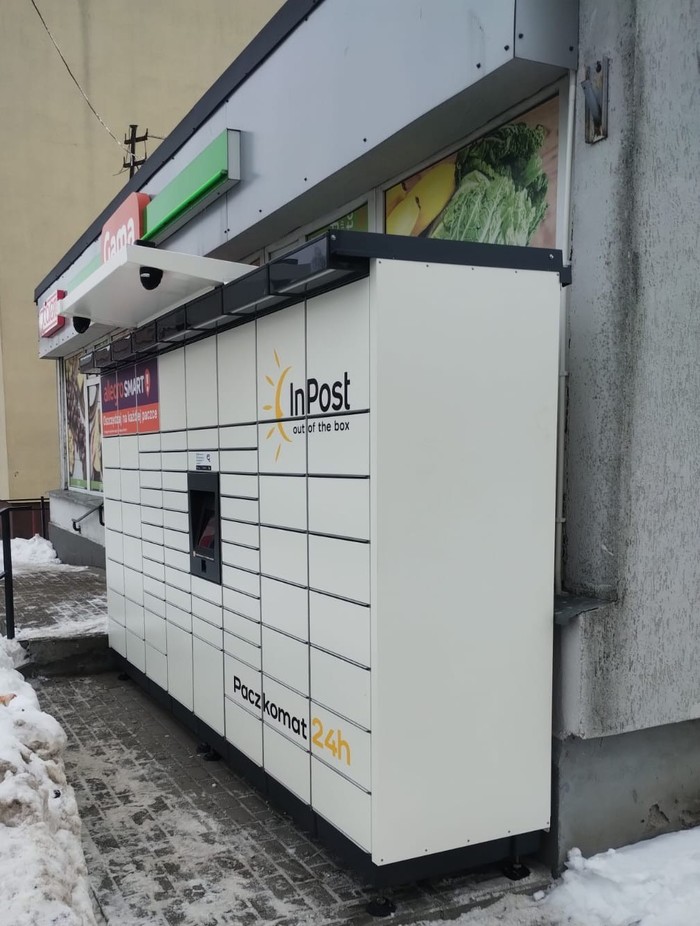 Paczkomat NID11M przy sklepie spożywczym