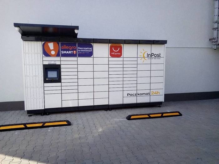 Paczkomat NIE04M Boczny parking Media Ekspert od strony Biedronki