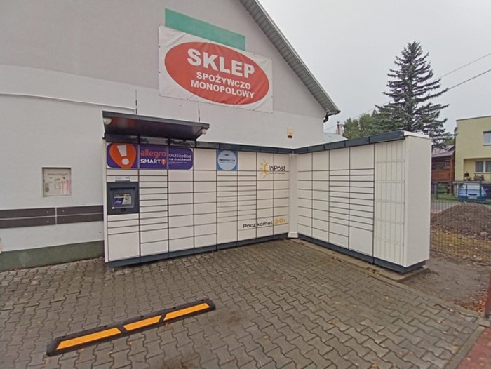 Paczkomat NIE06M obok sklepu spożywczego
