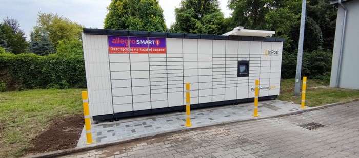 Parcel Locker NIE10M Z lewej strony od wejścia na końcu parkingu