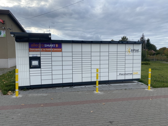 Paczkomat NIJ01M parking przed sklepem