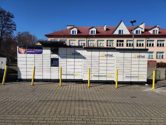 Paczkomat NIL01M Na parkingu szkolnym