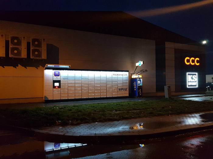 Paczkomat NIS02M Przy parku handlowym obok bankomatu