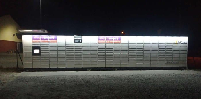 Paczkomat NKA01M Na parkingu
