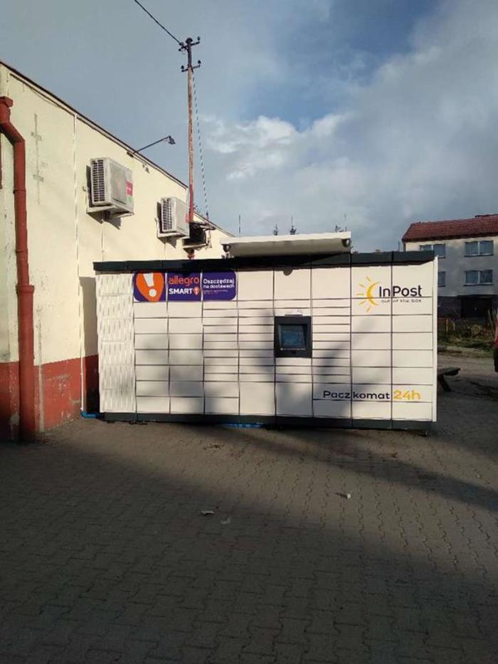 Parcel Locker NKR01M na parkingu marketu