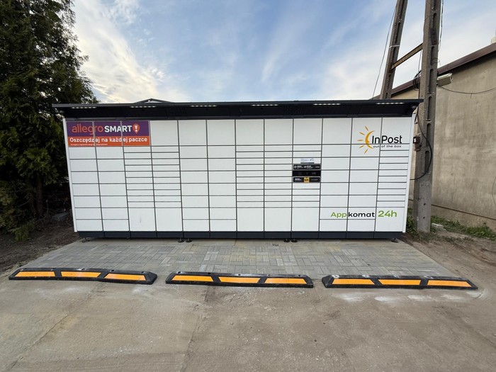 Paczkomat NMC01BAPP Na parkingu