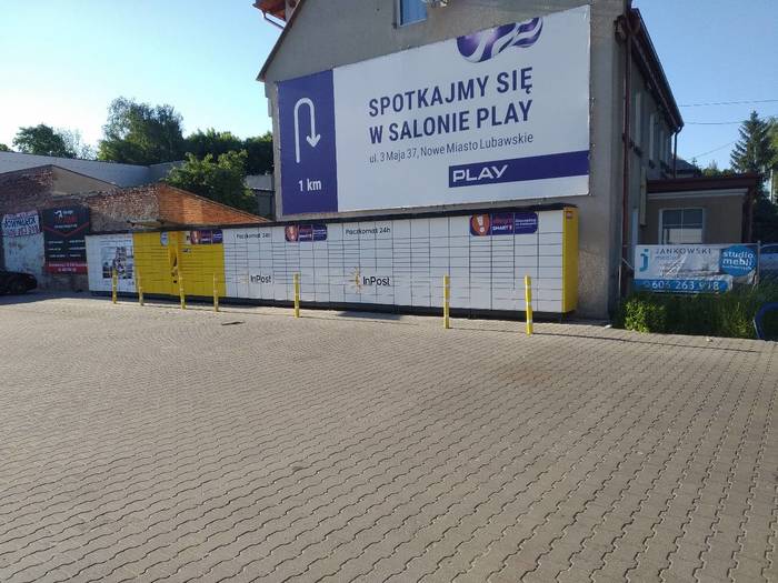 Paczkomat NML01A Parking sklepu Biedronka