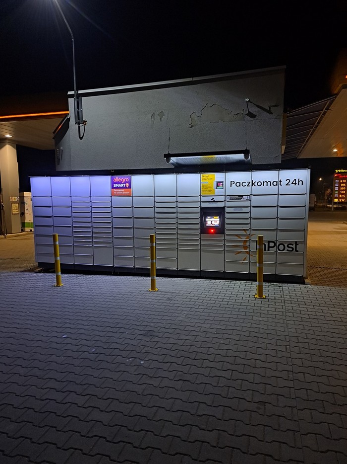 Paczkomat NML01M Na stacji paliw Yellow
