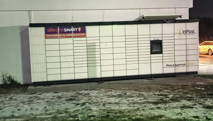 Paczkomat NML03M obok Żabki