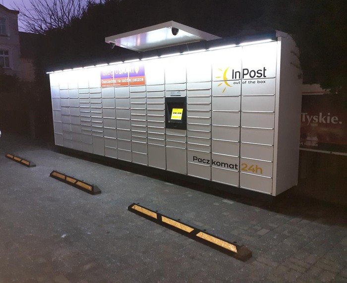 Paczkomat NML04M obok biura rachunkowego