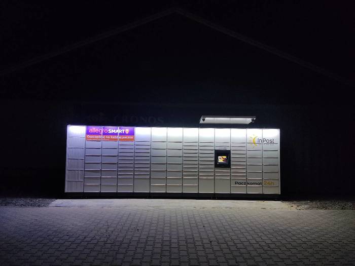 Paczkomat NMO02M Za sklepem Tomi Markt