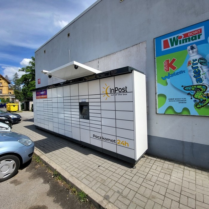 Paczkomat NMO03M Po lewej stronie sklepu
