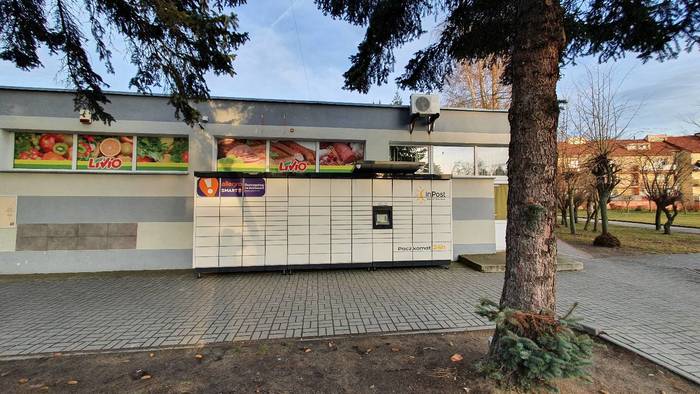 Parcel Locker NMS01M na ścianie sklepu