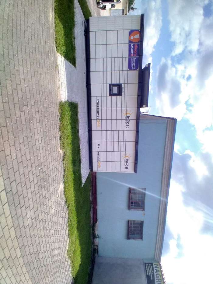 Paczkomat NMS02M przy parkingu zakładu kamieniarskiego