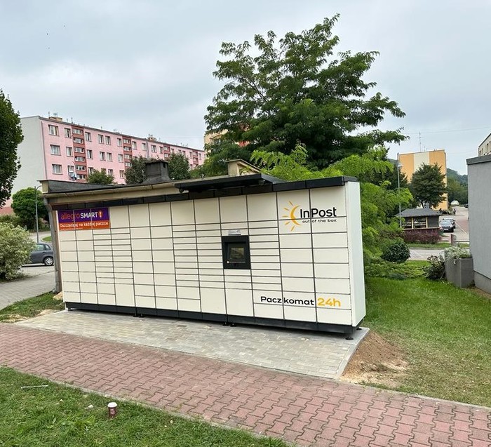 Paczkomat NNY02M przy pawilonie