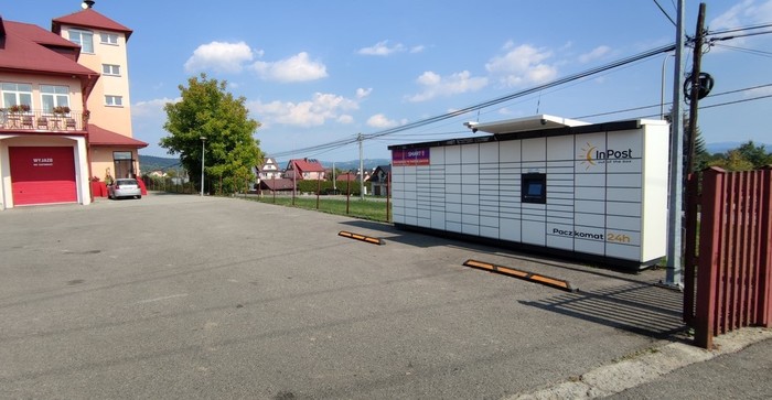 Paczkomat NOA01M Po prawej stronie - przy bramie wjazdowej na teren OSP
