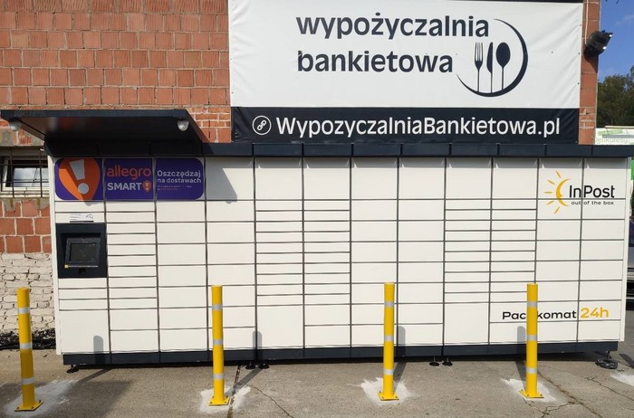 Paczkomat NOD02M Po lewej stronie Delikatesów Centrum