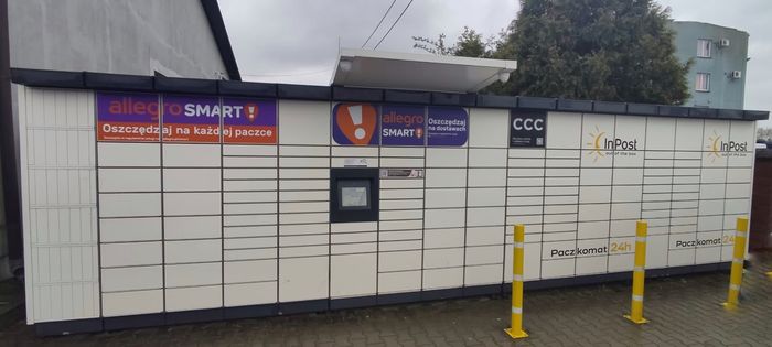 Paczkomat NOK01M Parking po prawej stronie od wejścia do sklepu