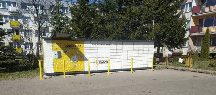 Paczkomat NOK01N Parking sklepu Delikatesy Centrum