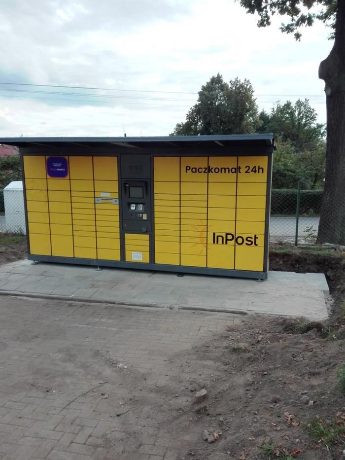 Paczkomat NOO01E Na parkingu przy sklepie Lewiatan