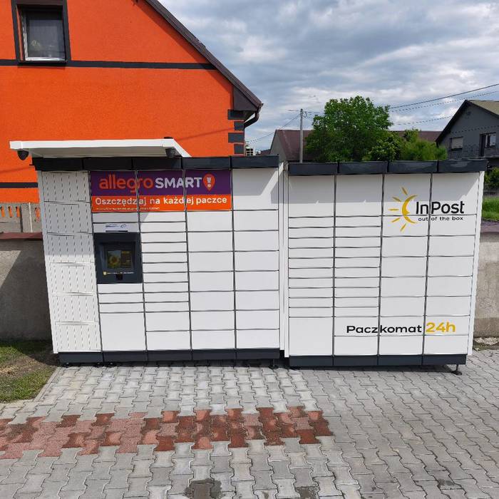 Поштомат NOVQ01M Z prawej strony budynku