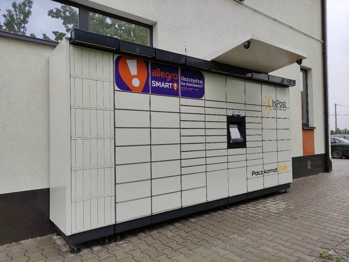 Paczkomat NOW02M Z lewej strony budynku - przy parkingu