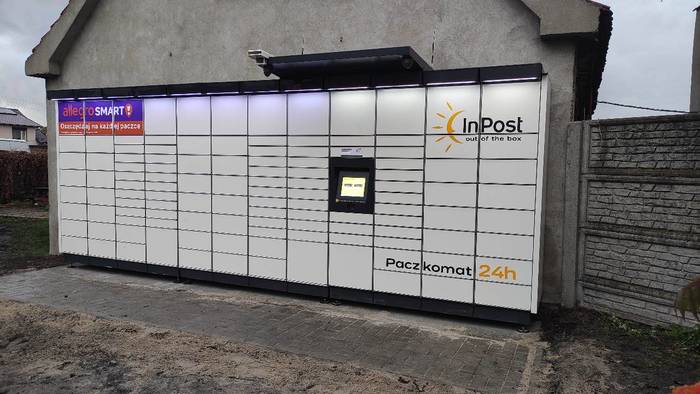 Paczkomat NQS01M parking przy sklaepie spożywczym