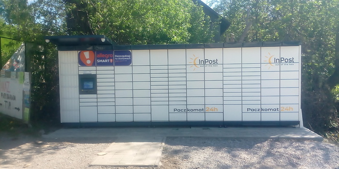 Parcel Locker NRM01M Przy sklepie Delikatesy Premium  (parking z boku)